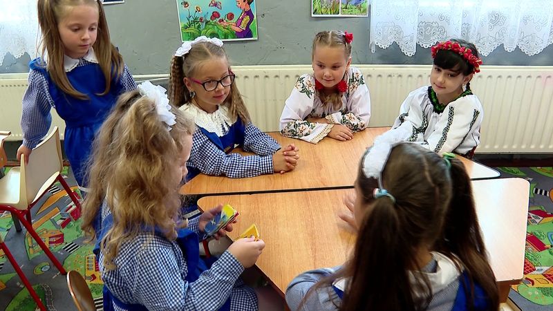 În Bilca, copiii prețuiesc tradiția, dar își doresc o școală modernizată