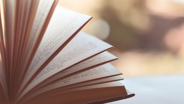 6 septembrie 2022: Ziua "Citește o carte". Recomandări de lectură pentru această toamnă