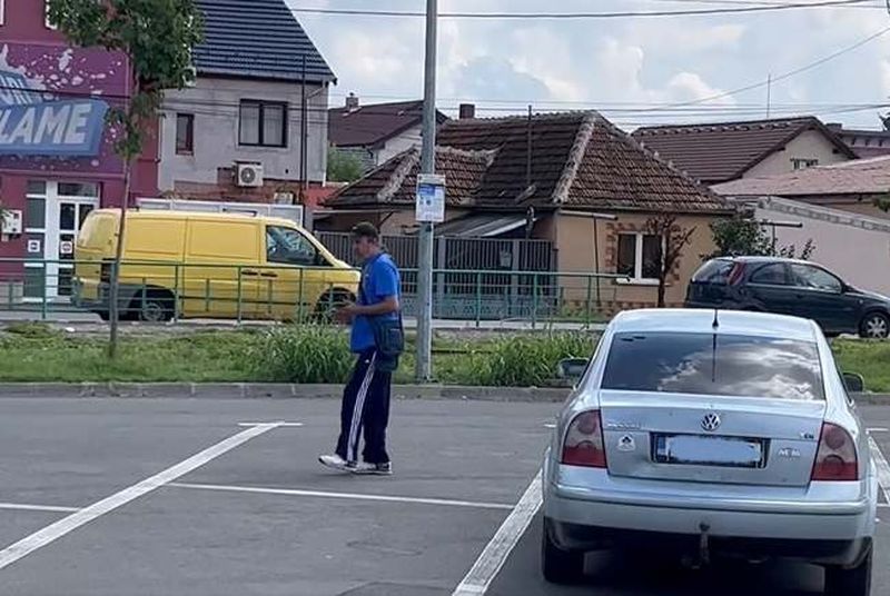 Un parcagiu beat a împărțit amenzi
