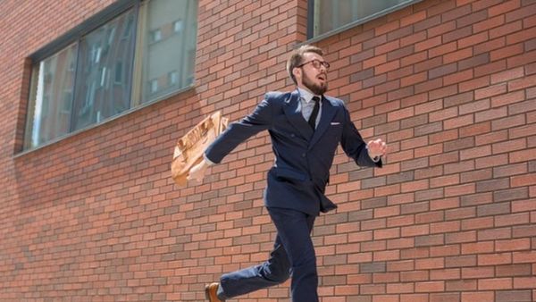 Bancul zilei de marți, 6 septembrie 2022: Un bărbat  întârzia mereu la serviciu