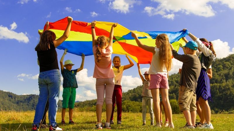 5 activități extrașcolare care &icirc;l pregătesc pe copilul tău pentru un viitor mai bun