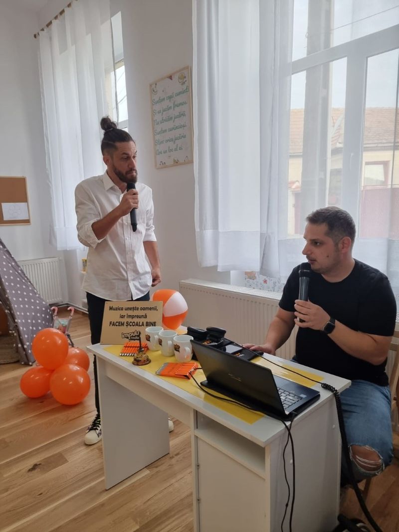 Matinalii Radio Impuls, în mijlocul copiilor din Săcădate, în prima zi de şcoală