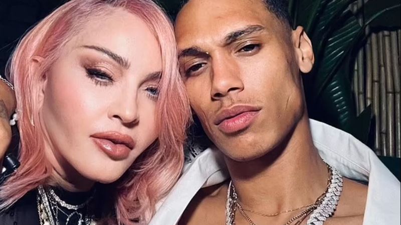 Madonna iubește din nou! Noul partener al artistei este mai mic dec&acirc;t ea cu 41 de ani