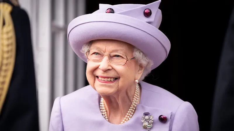 10 artiști care au &icirc;nt&acirc;lnit-o pe Regina Elisabeta de-a lungul timpului . Vezi cine sunt cei care au avut onoarea de a da m&acirc;na cu suverana Marii Britanii