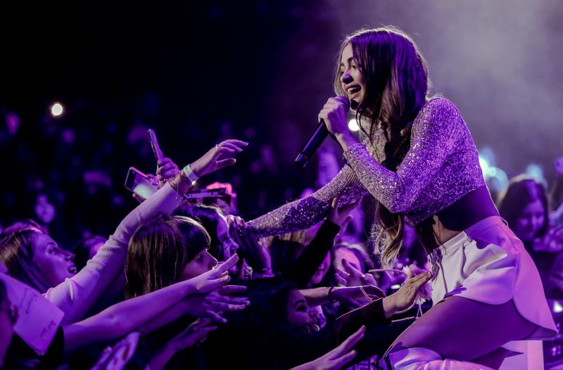 Iuliana Beregoi a ajuns din vedetă pe YouTube direct pe cele mai importante scene ale țării. Iată ce sumă încasează artista pentru un concert!