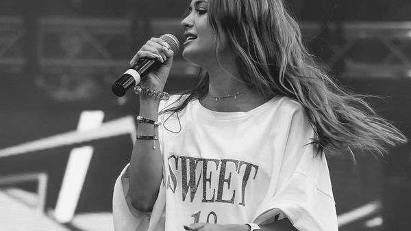 Iuliana Beregoi a ajuns din vedetă pe YouTube direct pe cele mai importante scene ale țării. Ce sumă încasează artista pentru un concert!