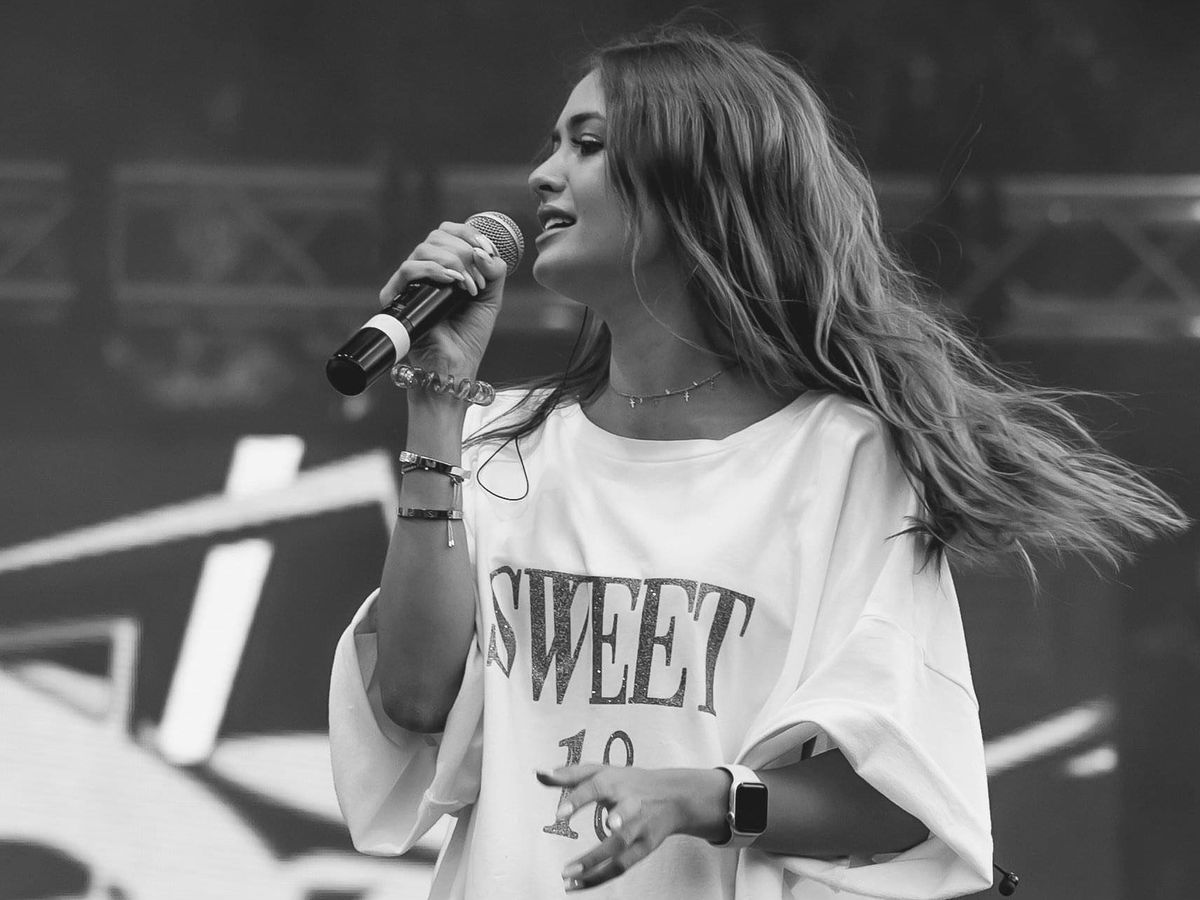 Iuliana Beregoi a ajuns din vedetă pe YouTube direct pe cele mai importante scene ale țării. Iată ce sumă încasează artista pentru un concert!