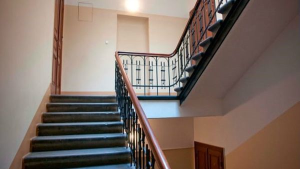 Bancul zilei de marți, 13 septembrie 2022: Două vecine se întâlnesc pe casa scării: „Ești bolnavă?”