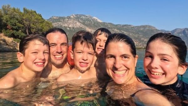 O familie din Canada a pornit &icirc;ntr-o aventură &icirc;n jurul lumii &icirc;nainte ca cei trei copii sa &icirc;și piardă vederea. Iată povestea emoționantă