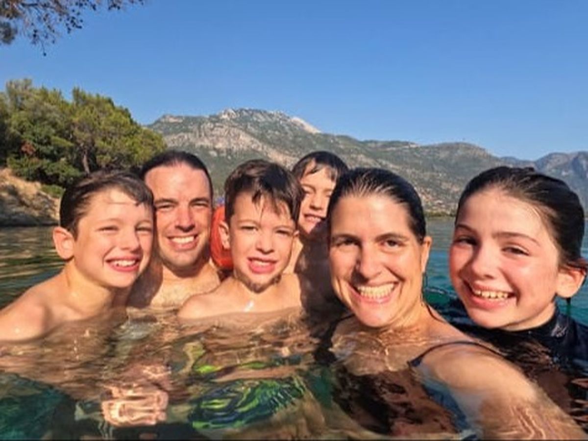 O familie din Canada a pornit &icirc;ntr-o aventură &icirc;n jurul lumii &icirc;nainte ca cei trei copii sa &icirc;și piardă vederea. Iată povestea emoționantă