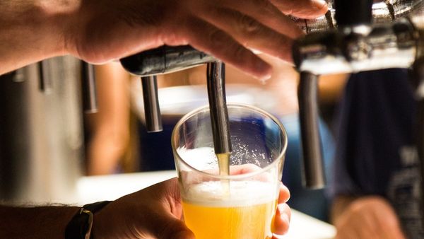 Bancul zilei de joi, 15 septembrie 2022: „Să bea toată lumea”! strigă un scoțian bine dispus