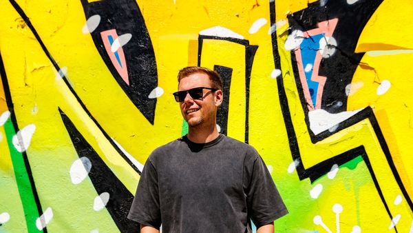 Armin van Buuren lansează "Forever & Always" și  "Clap"