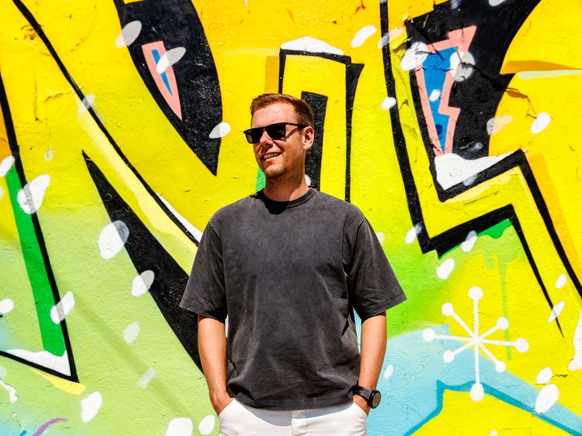 Armin van Buuren lansează "Forever & Always" și  "Clap"