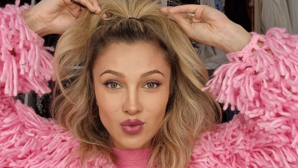 Lora le răspunde fanilor după ce a fost criticată că pozează prea sexy &bdquo;Deci eu &laquo;mă cobor jos&raquo; dacă sunt o femeie sexy şi arăt asta?&rdquo;