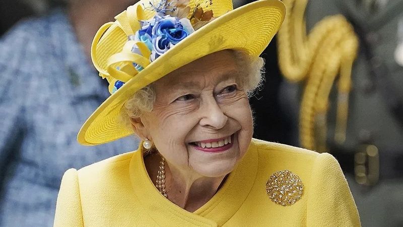 Regina Elisabeta a II-a a participat la un eveniment &icirc;ntr-o ținută șocantă, plină de paiete: &bdquo;&Icirc;ncercăm să o punem puțin &icirc;n evidență&rdquo;