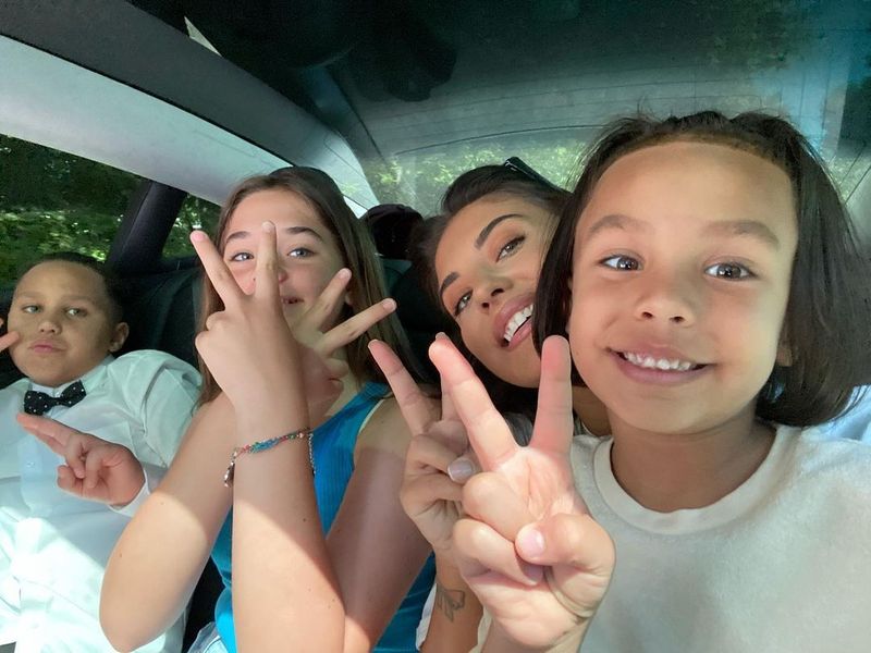 Deși a fost expulzată din America, Antonia vrea să se întoarcă în California pentru o vacanță bine meritată după o vară plină de concerte 