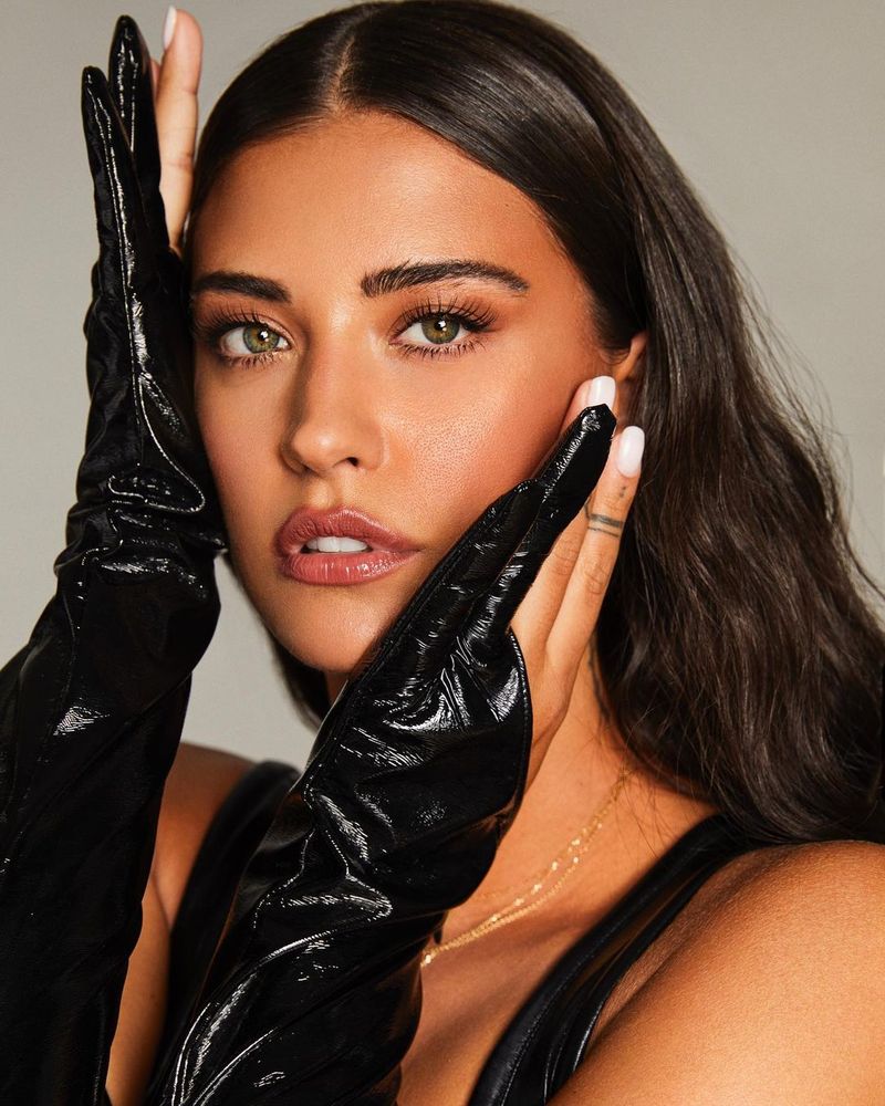 Deși a fost expulzată din America, Antonia vrea să se întoarcă în California pentru o vacanță bine meritată după o vară plină de concerte 