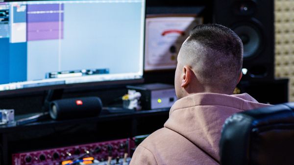 Criza energiei &icirc;i determină pe rom&acirc;ni să meargă mai des la muncă