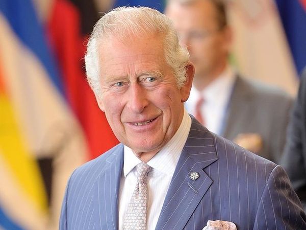 Mai mulți angajați ai Regelui Charles au fost anunțați că vor fi concediați. Decizia a fost catalogată drept &bdquo;nemiloasă&rdquo;
