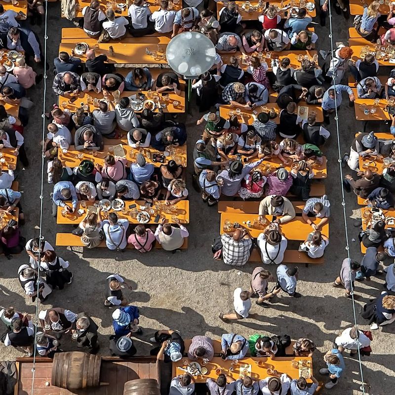 „Oktoberfest”, celebrul festival din Munchen, revine după doi ani de pauză cu bere mai scumpă din cauza creșterii prețurilor la materiile prime și energie 