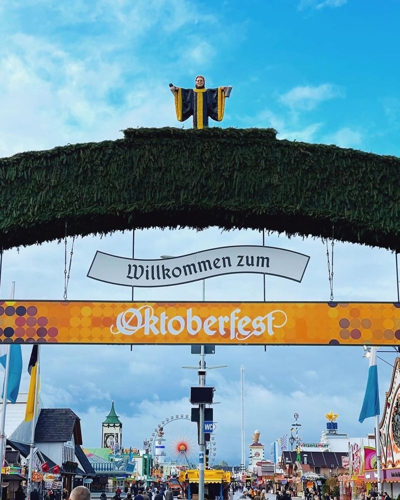 „Oktoberfest”, celebrul festival din Munchen, revine după doi ani de pauză cu bere mai scumpă din cauza creșterii prețurilor la materiile prime și energie 