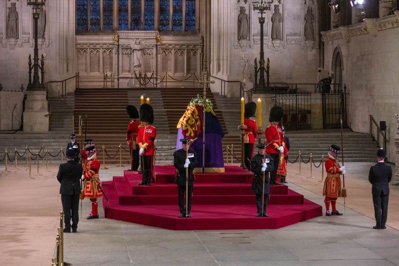 Motivul pentru care nu toți membrii familiei regale au purtat uniforme militare la înmormântarea reginei Elisabeta