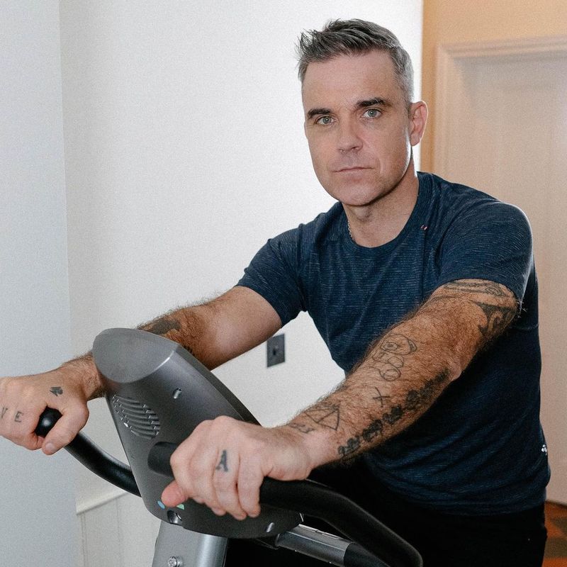 Robbie Williams a doborât recordul lui Elvis Presley! Cântărețul a ajuns pe primele locuri în clasamentele muzicale din Marea Britanie