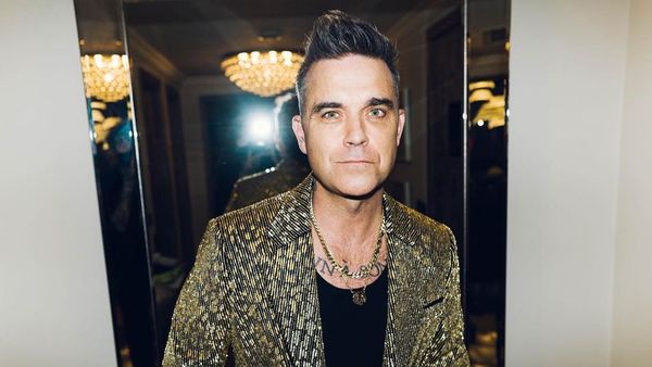 Robbie Williams a doborât recordul lui Elvis Presley! Cântărețul a ajuns pe primele locuri în clasamentele muzicale din Marea Britanie