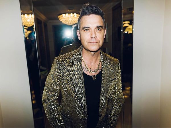 Robbie Williams a dobor&acirc;t recordul lui Elvis Presley! C&acirc;ntărețul a ajuns pe primele locuri &icirc;n clasamentele muzicale din Marea Britanie