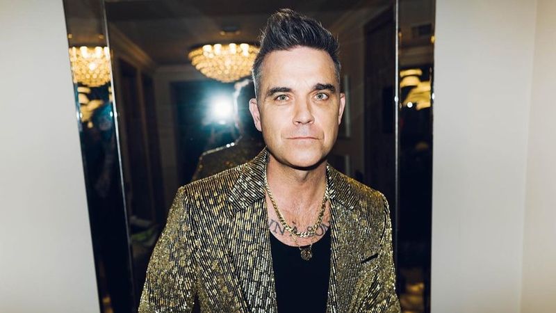 Robbie Williams a dobor&acirc;t recordul lui Elvis Presley! C&acirc;ntărețul a ajuns pe primele locuri &icirc;n clasamentele muzicale din Marea Britanie