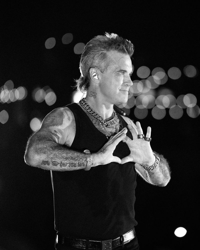 Robbie Williams a doborât recordul lui Elvis Presley! Cântărețul a ajuns pe primele locuri în clasamentele muzicale din Marea Britanie