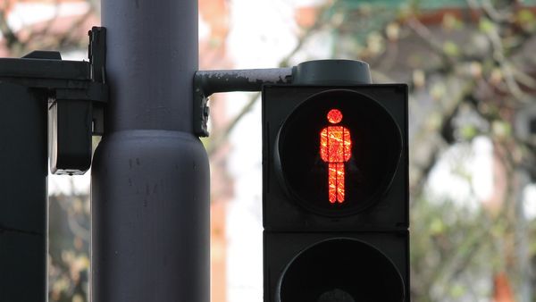 Dimineața Nebună. Locul ciudat în care Primăria din Piatra Neamț a instalat semafoare: în cimitir. De ce au recurs la această decizie. Audio