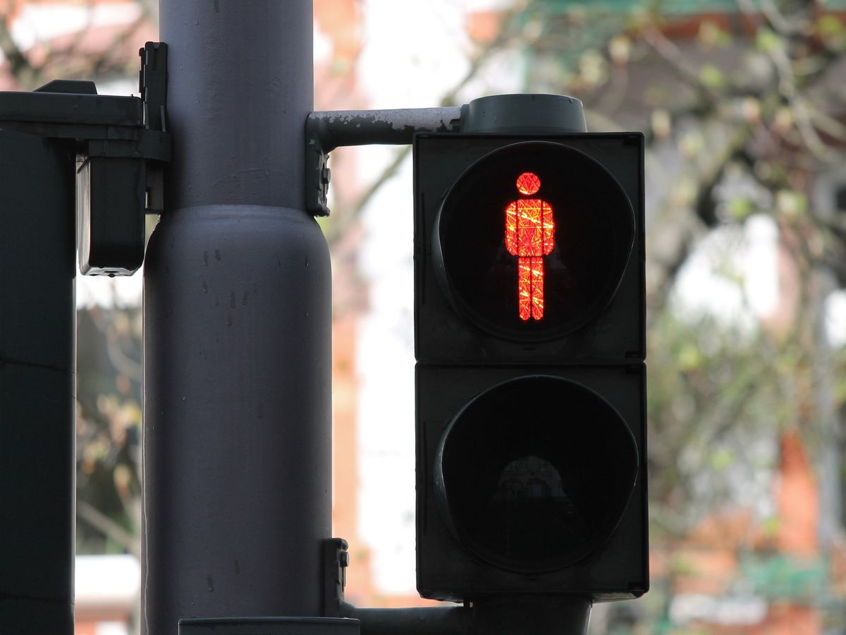 Dimineața Nebună. Locul ciudat în care Primăria din Piatra Neamț a instalat semafoare: în cimitir. De ce au recurs la această decizie. Audio