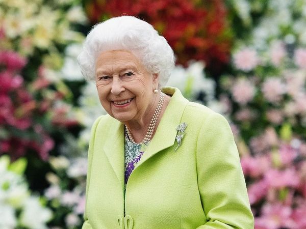 Regina Elisabeta a II-a nu purta niciodată aceeași ținută de două ori. Vezi ce se va &icirc;nt&acirc;mpla cu hainele purtate de Majestatea Sa