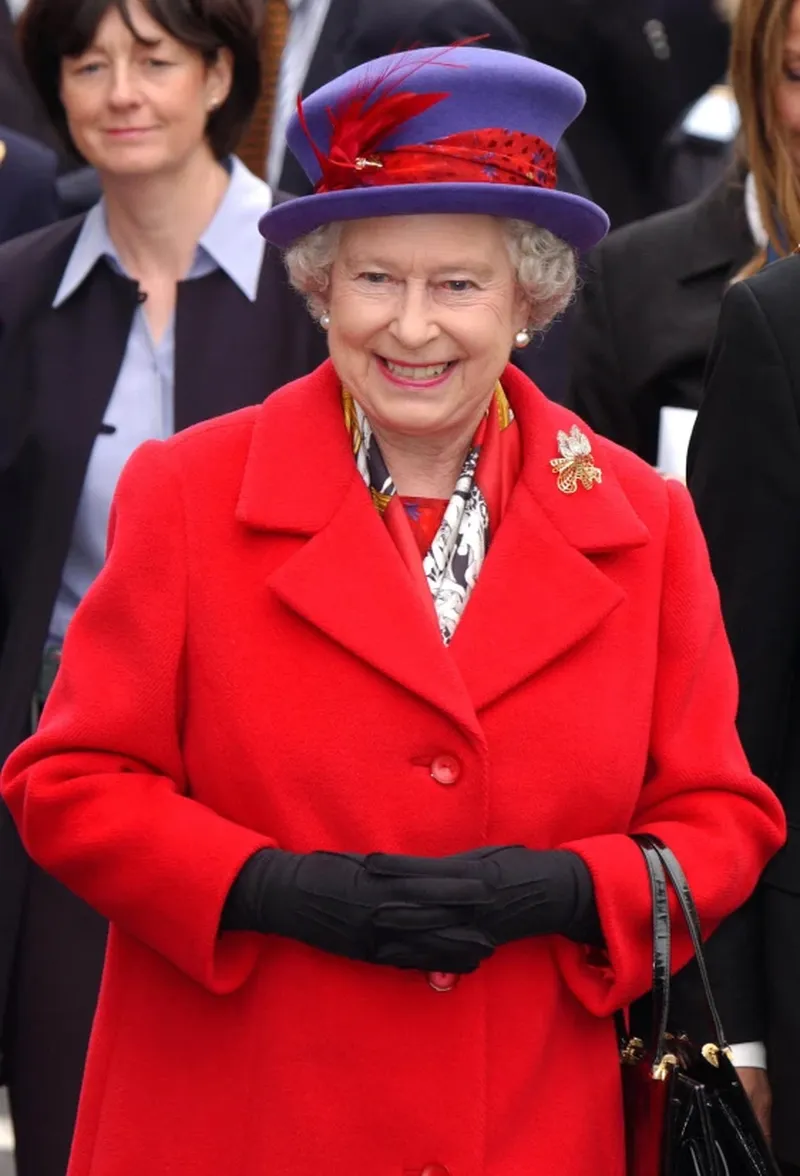 Regina Elisabeta a II-a nu purta niciodată aceeași ținută de două ori. Vezi ce se va întâmpla cu hainele purtate de Majestatea Sa