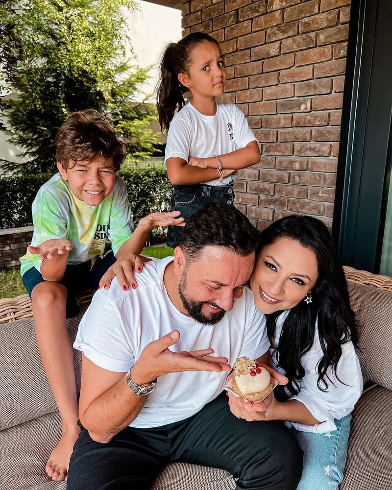 Eva și David Măruță își surprind din nou părinții cu replici haioase. În drum spre școală iar au comis-o: „Uite cum se îmbracă! E fierbinte”