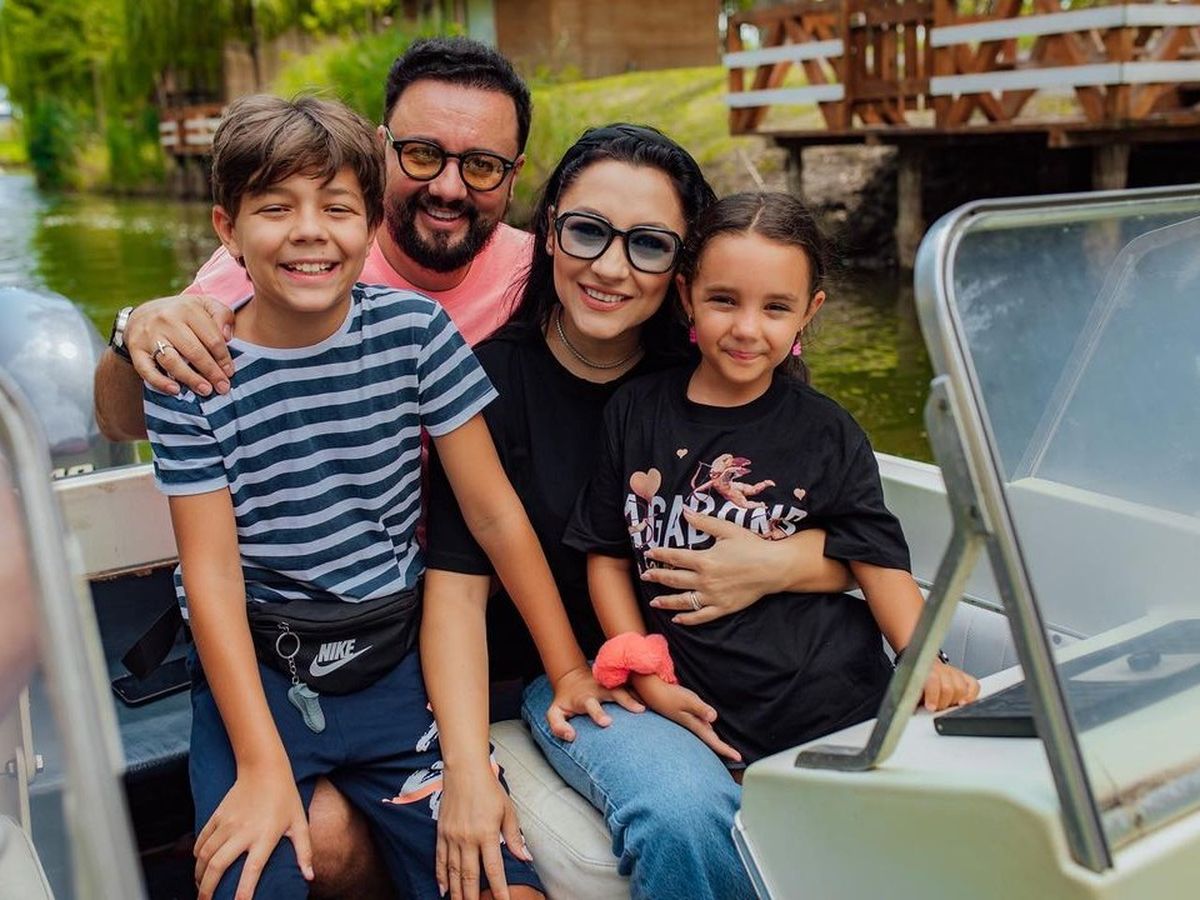 Eva și David Măruță își surprind din nou părinții cu replici haioase. În drum spre școală iar au comis-o: „Uite cum se îmbracă! E fierbinte”