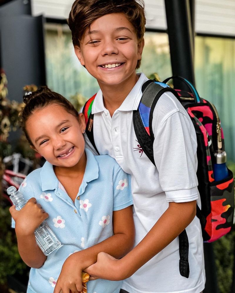 Eva și David Măruță își surprind din nou părinții cu replici haioase. În drum spre școală iar au comis-o: „Uite cum se îmbracă! E fierbinte”