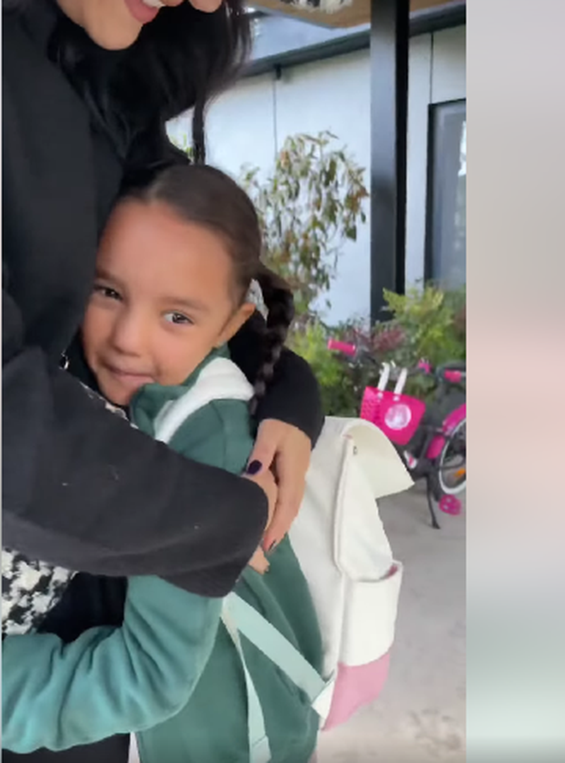 Eva și David Măruță își surprind din nou părinții cu replici haioase. În drum spre școală, iar au comis-o: „Uite cum se îmbracă! E fierbinte”