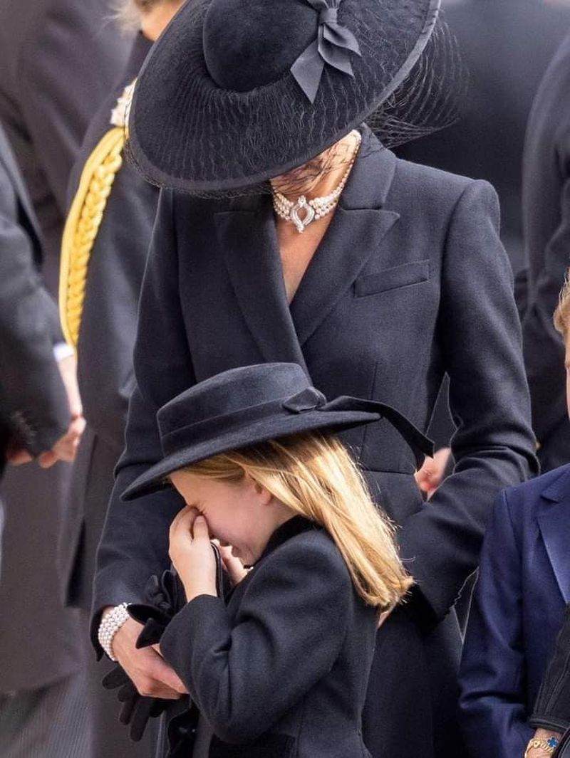 Imaginile emoționante cu Prințesa Charlotte în lacrimi care au făcut înconjurul lumii 