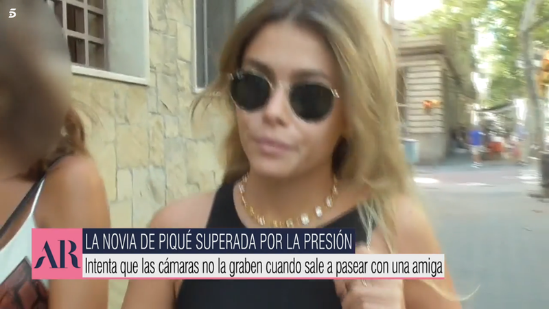 Noua iubită a lui Pique a fost surprinsă pentru prima dată de jurnaliști pe străzile din Barcelona: „Las-o în pace”