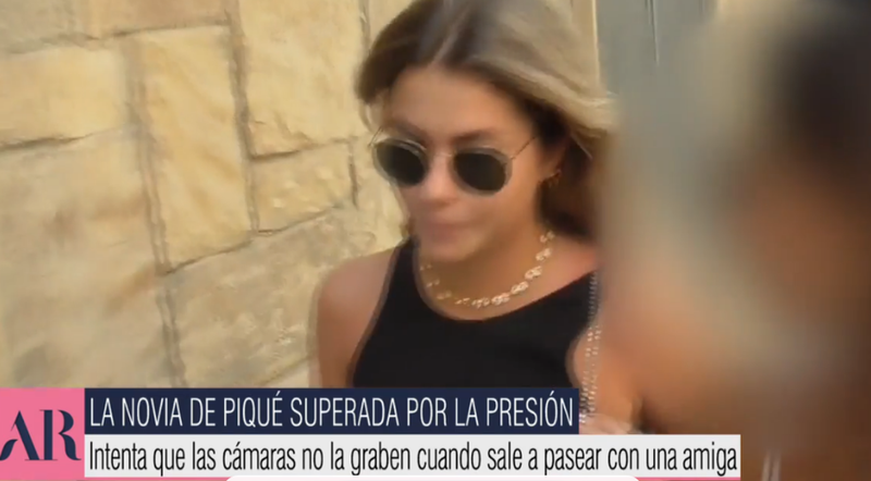 Noua iubită a lui Pique a fost surprinsă pentru prima dată de jurnaliști pe străzile din Barcelona: „Las-o în pace”
