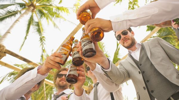 Bancul zilei de luni, 26 septembrie 2022: La o bere, toți se înveselesc, numai unul e trist: „Ce v-ați îngălbenit așa?”