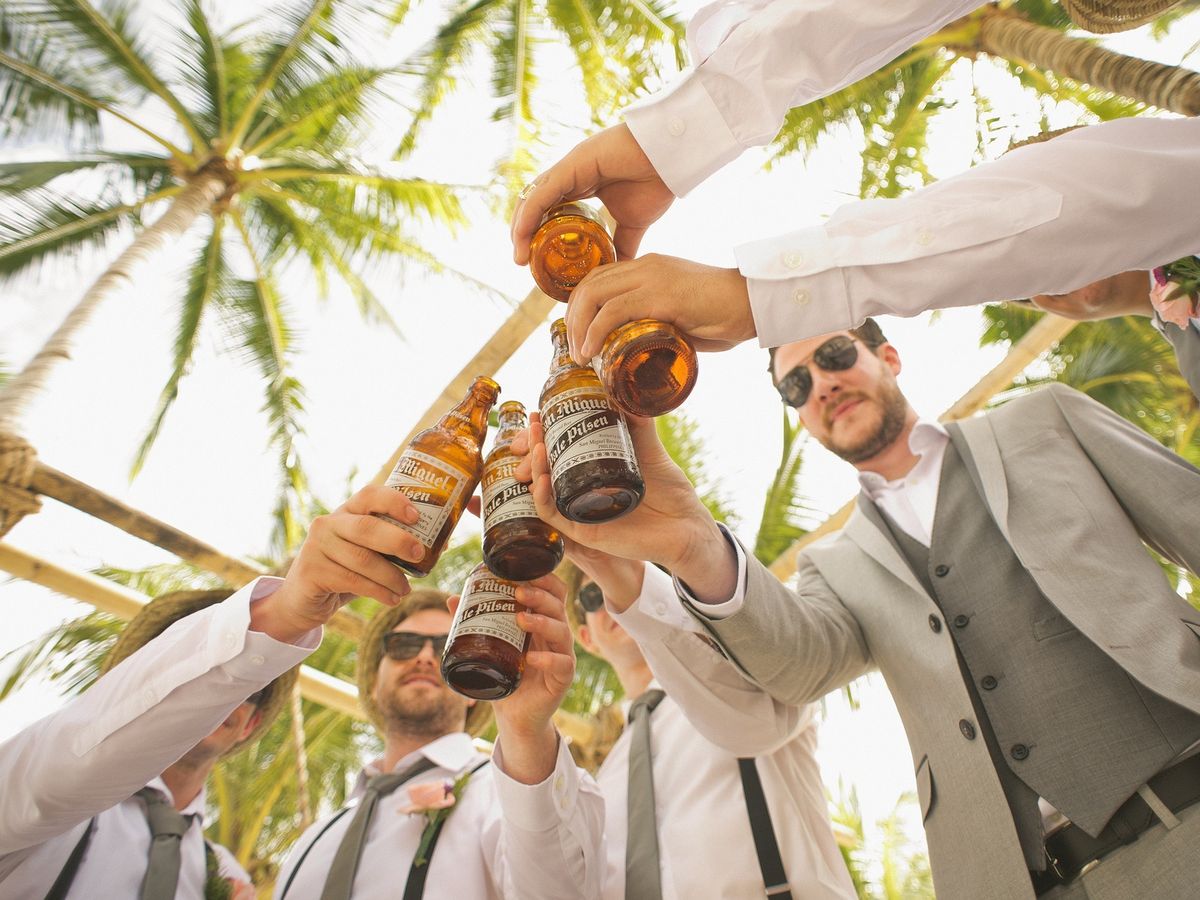 Bancul zilei de luni, 26 septembrie 2022: La o bere, toți se înveselesc, numai unul e trist: „Ce v-ați îngălbenit așa?”