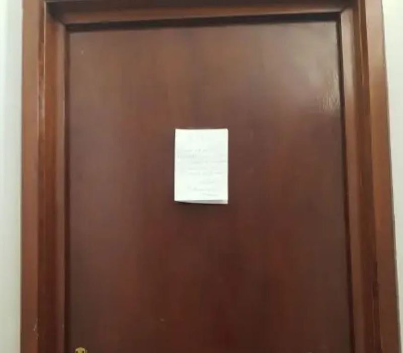 Mesajul surprinzător lăsat de o tânără pe ușa apartamentului vecin