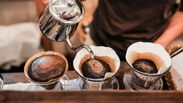 Bancul zilei de marți, 27 septembrie 2022: Un tip beat la un bar îi cere chelnerului să îi servească trei cafele