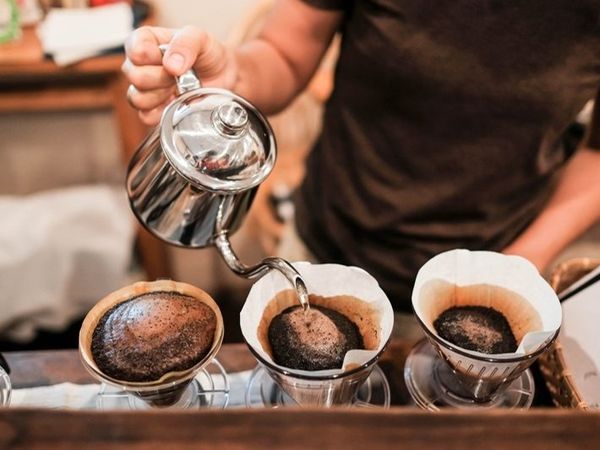 Bancul zilei de marți, 27 septembrie 2022: Un tip beat la un bar &icirc;i cere chelnerului să &icirc;i servească trei cafele