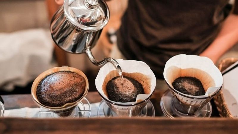 Bancul zilei de marți, 27 septembrie 2022: Un tip beat la un bar &icirc;i cere chelnerului să &icirc;i servească trei cafele