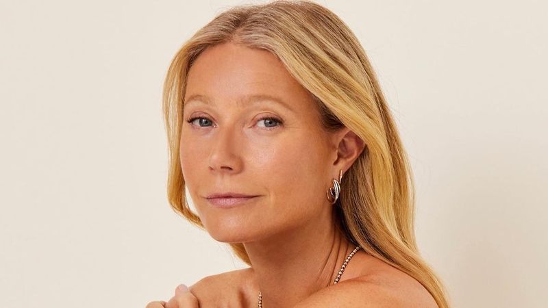 Gwyneth Paltrow sărbătorește aniversarea de 50 de ani cu o ședință foto nud, acoperită în vopsea aurie