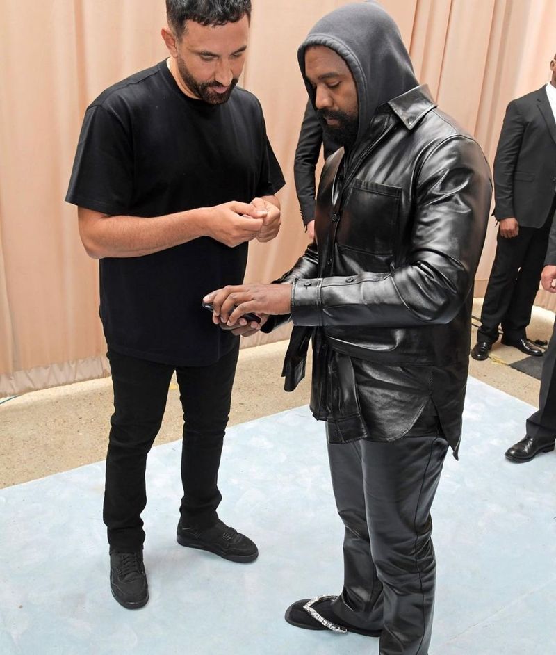 Kanye West și-a făcut apariția în șlapi la London Fashion Week